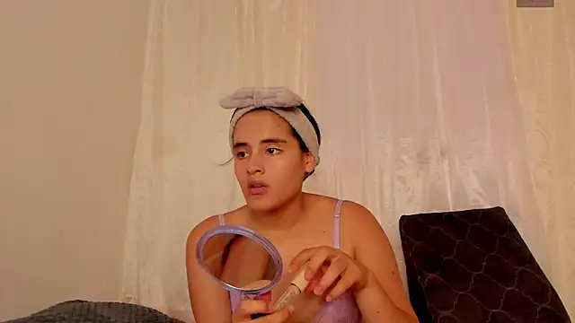 Snapshot of Emma__Williams chatting on 14, 4, 2026 Emma Williams online show from 14, 4, 2026