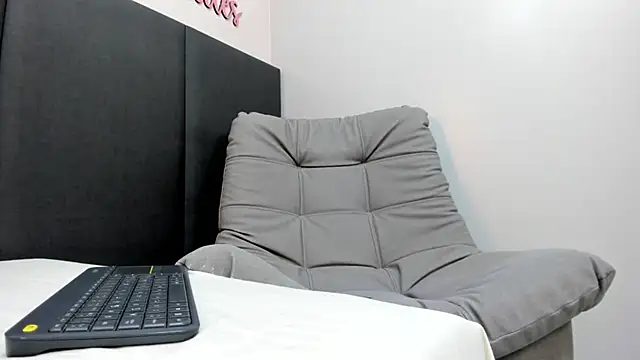 SophieHarris  online show from 11, 1, 2025