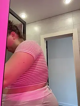 Snapshot of SuzieMurray chatting on 6, 2, 2026 SuzieMurray online show from 6, 2, 2026