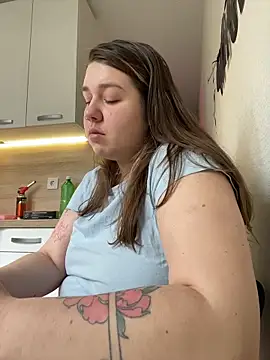 Snapshot of SuzieMurray chatting on 4, 4, 2026 SuzieMurray online show from 4, 4, 2026