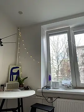 Snapshot of SuzieMurray chatting on 5, 4, 2026 SuzieMurray online show from 5, 4, 2026