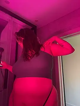 Snapshot of SuzieMurray chatting on 10, 4, 2026 SuzieMurray online show from 10, 4, 2026