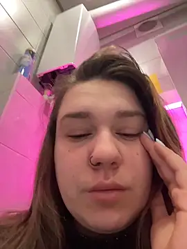 Snapshot of SuzieMurray chatting on 12, 4, 2026 SuzieMurray online show from 12, 4, 2026