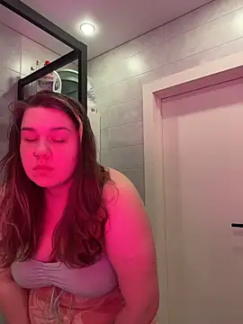 Snapshot of SuzieMurray chatting on 16, 4, 2026 SuzieMurray online show from 16, 4, 2026