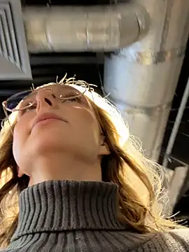 Snapshot of CaseyStar chatting on 3, 2, 2025 CaseyStar online show from 3, 2, 2025