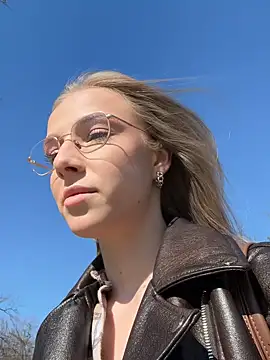 Snapshot of CaseyStar chatting on 7, 3, 2025 CaseyStar online show from 7, 3, 2025