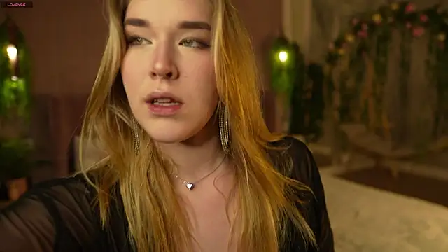 Snapshot of Smiley_Mia chatting on 5, 11, 2025 Smiley Mia online show from 5, 11, 2025