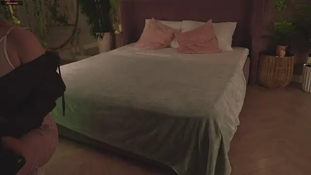 Smiley Mia online show from 10, 11, 2025