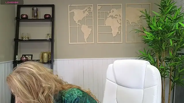 Snapshot of LadyLeea chatting on 5, 2, 2025 LadyLeea online show from 5, 2, 2025