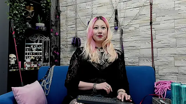 Snapshot of CruelMistress chatting on 12, 1, 2025 CruelMistress online show from 12, 1, 2025