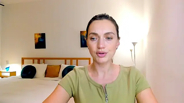 Snapshot of LovelyeeMia chatting on 4, 12, 2024 LovelyeeMia online show from 4, 12, 2024