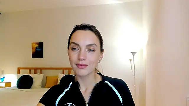 Snapshot of LovelyeeMia chatting on 6, 12, 2024 LovelyeeMia online show from 6, 12, 2024