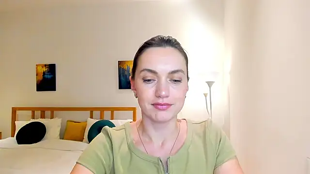 Snapshot of LovelyeeMia chatting on 10, 12, 2024 LovelyeeMia online show from 10, 12, 2024