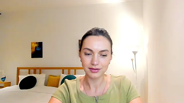 Snapshot of LovelyeeMia chatting on 10, 12, 2024 LovelyeeMia online show from 10, 12, 2024