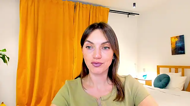 Snapshot of LovelyeeMia chatting on 13, 12, 2024 LovelyeeMia online show from 13, 12, 2024