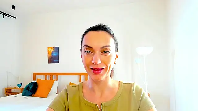 Snapshot of LovelyeeMia chatting on 14, 12, 2024 LovelyeeMia online show from 14, 12, 2024