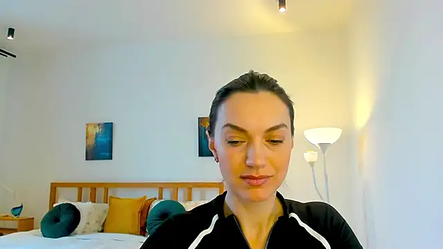 Snapshot of LovelyeeMia chatting on 16, 12, 2024 LovelyeeMia online show from 16, 12, 2024