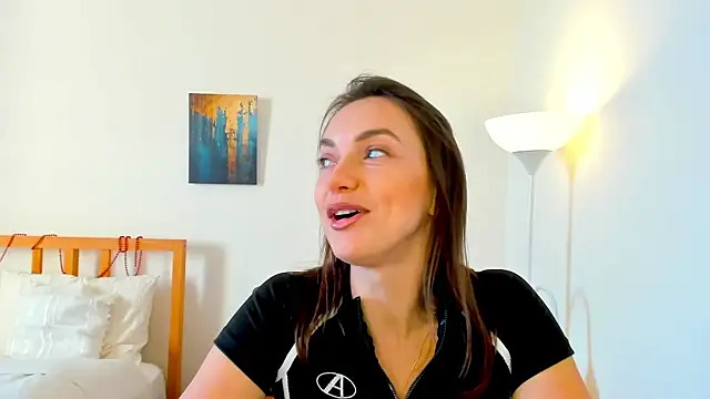 Snapshot of LovelyeeMia chatting on 6, 1, 2025 LovelyeeMia online show from 6, 1, 2025