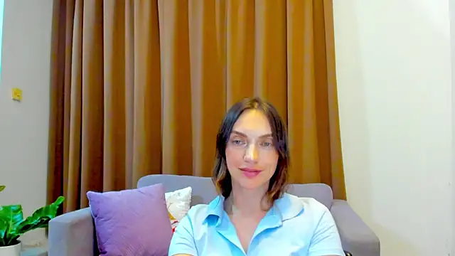 Snapshot of LovelyeeMia chatting on 14, 10, 2025 LovelyeeMia online show from 14, 10, 2025