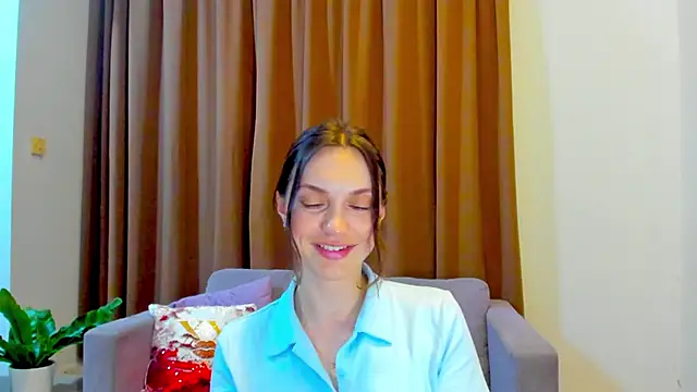 Snapshot of LovelyeeMia chatting on 28, 10, 2025 LovelyeeMia online show from 28, 10, 2025