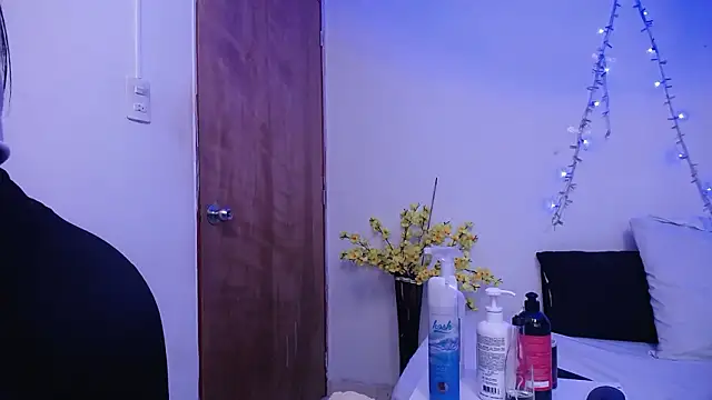 Nicol Love0 online show from 4, 2, 2026