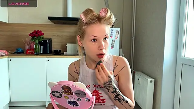 Snapshot of lisa_barbie chatting on 17, 5, 2026 lisa barbie online show from 17, 5, 2026