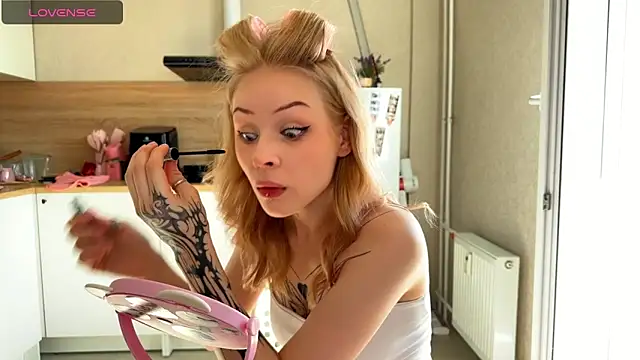 Snapshot of lisa_barbie chatting on 19, 5, 2026 lisa barbie online show from 19, 5, 2026