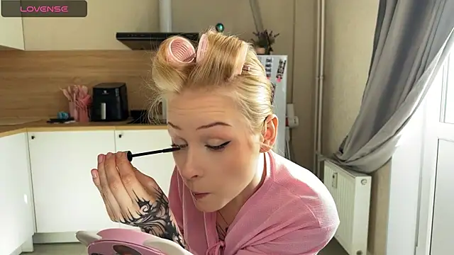 Snapshot of lisa_barbie chatting on 25, 5, 2026 lisa barbie online show from 25, 5, 2026