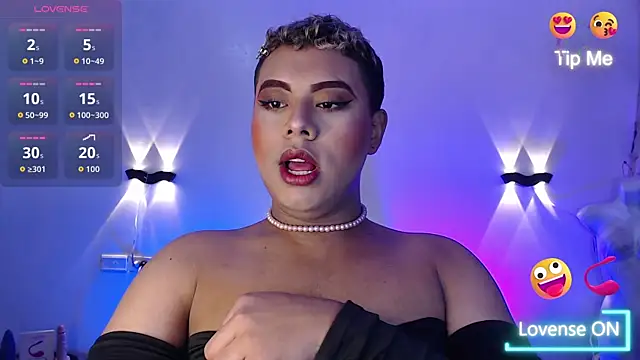 Snapshot of Emili_Roux chatting on 6, 11, 2025 Emili Roux online show from 6, 11, 2025