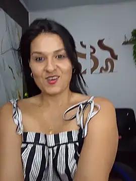 Snapshot of elena_jonees chatting on 12, 5, 2026 elena jonees online show from 12, 5, 2026
