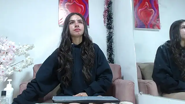 dafne queenn online show from 13, 1, 2025