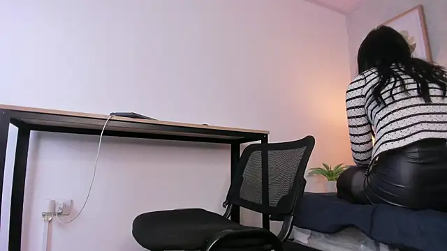 Caroline dh online show from 13, 6, 2026