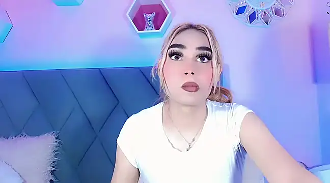 Snapshot of Hallyhott chatting on 3, 12, 2024 Hallyhott online show from 3, 12, 2024