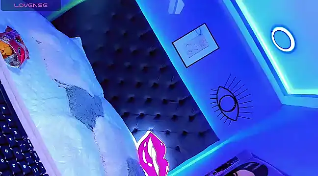 Snapshot of Hallyhott chatting on 16, 12, 2024 Hallyhott online show from 16, 12, 2024