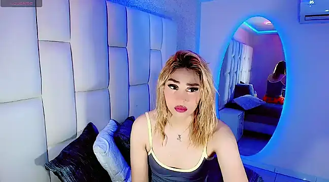 Snapshot of Hallyhott chatting on 8, 3, 2025 Hallyhott online show from 8, 3, 2025