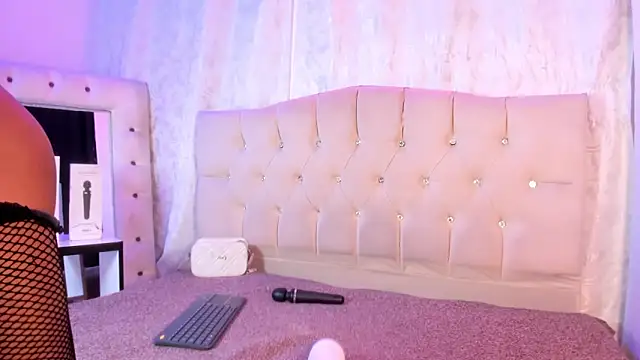 Snapshot of Strella_ferrera chatting on 19, 12, 2025 Strella ferrera online show from 19, 12, 2025