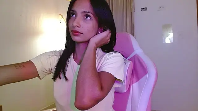 Snapshot of AnnitaSerna_ chatting on 11, 4, 2026 AnnitaSerna online show from 11, 4, 2026