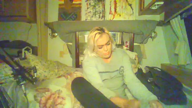Snapshot of HoneyBdaQueen chatting on 21, 10, 2025 HoneyBdaQueen online show from 21, 10, 2025