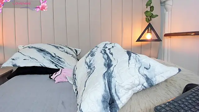 JulianaWaldo online show from 30, 1, 2025