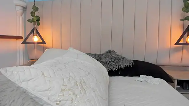 JulianaWaldo online show from 1, 2, 2025