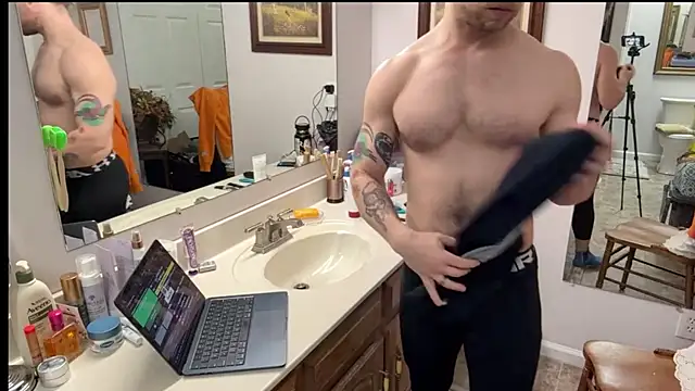 Snapshot of DaddydayDrinkzz chatting on 8, 2, 2025 DaddydayDrinkzz online show from 8, 2, 2025