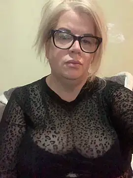 curvy-Ruby-Uk online show from 1, 2, 2025