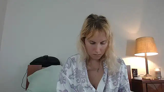 Cutikatxoxo online show from 5, 12, 2024