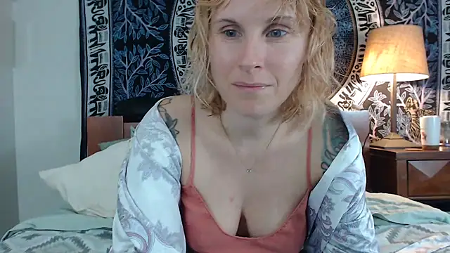 Cutikatxoxo online show from 26, 2, 2025