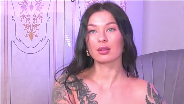 AlexandraBloom online show from 9, 1, 2025