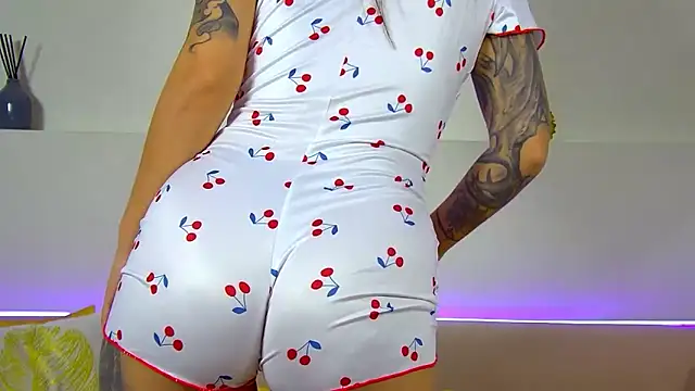 AlexandraBloom online show from 3, 11, 2025