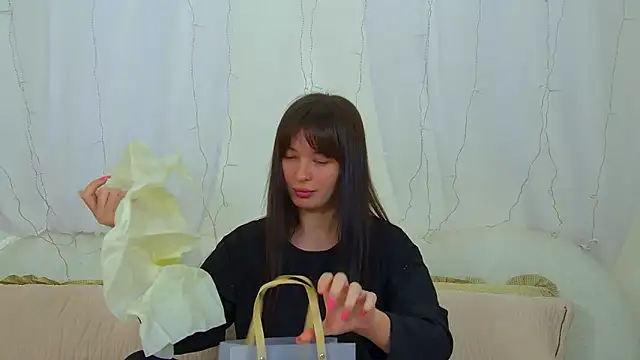 AlexandraBloom online show from 4, 3, 2026