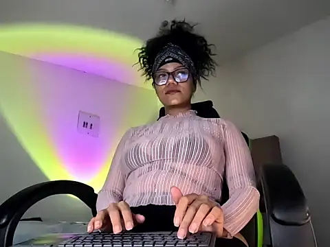 Snapshot of Ale_xandra chatting on 25, 10, 2025 Ale xandra online show from 25, 10, 2025