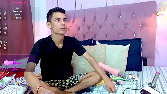 Snapshot of Oliver_king_sex chatting on 23, 12, 2024 Oliver king sex online show from 23, 12, 2024