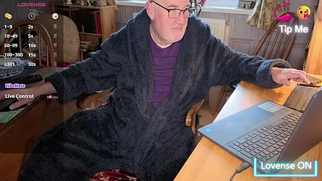 Snapshot of Adamdaddybear chatting on 5, 11, 2025 Adamdaddybear online show from 5, 11, 2025